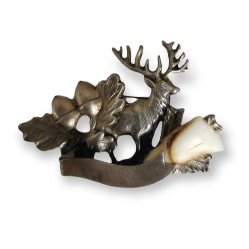 Segė ELNIAS su žvėries dantimi